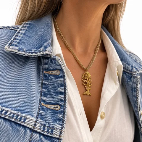 Collar dorado con colgantes marinos — foto 2