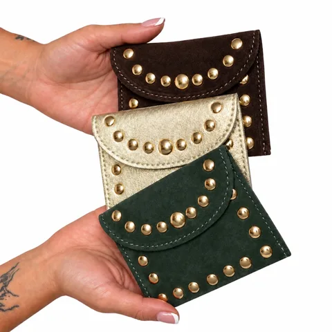 Monedero dorado con tachuelas