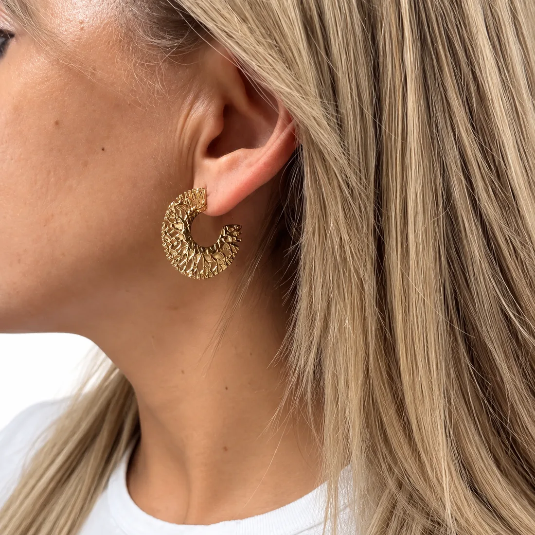 Pendiente aro dorado texturizado — Pendientes de Martas & Co. (ref. P-4133)