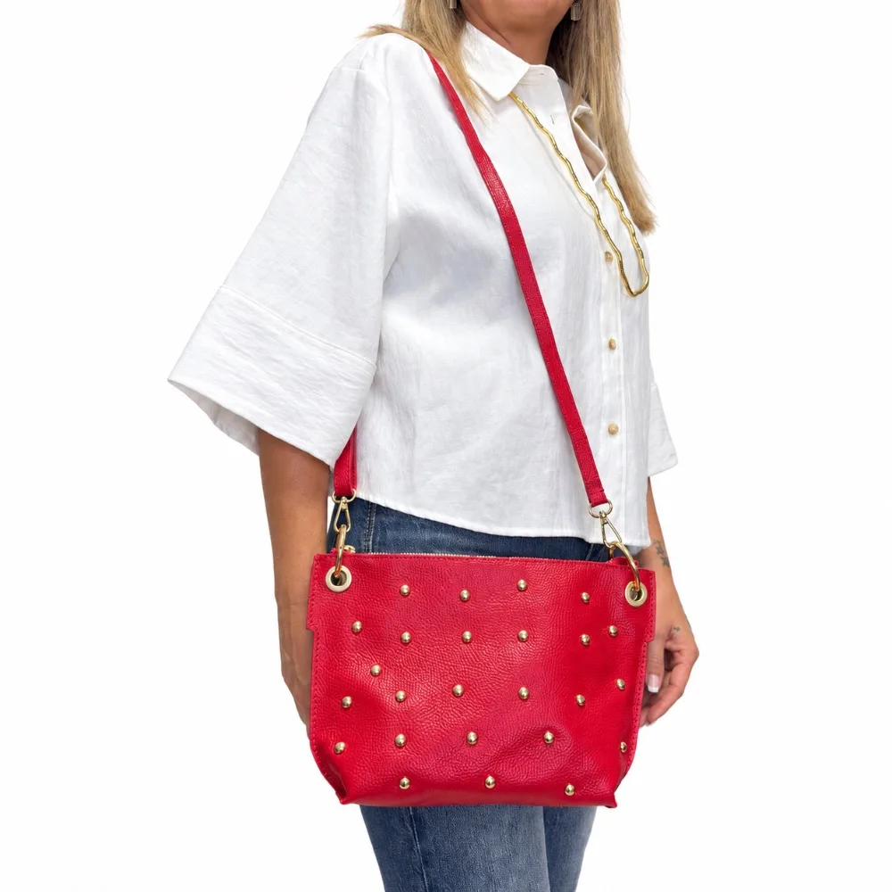 Bolso bandolera rojo con tachuelas doradas — Bolsos de Martas & Co. (ref. B-7910)